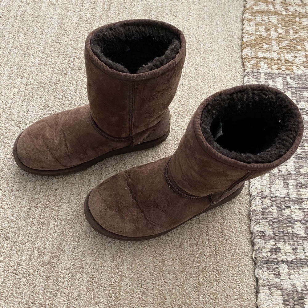 LAST CALL DONATING IN A FEW HOURS- UGGS chocolate brown